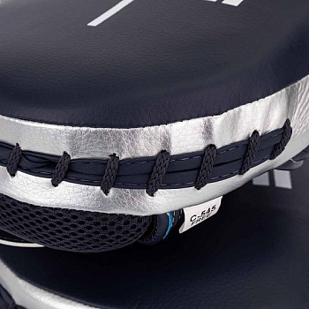 C545 Лапы Clinch Focus Mitt Aero One темносине-серебристые