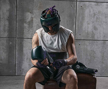 C161 Перчатки боксерские Clinch Undefeated темно-зеленые